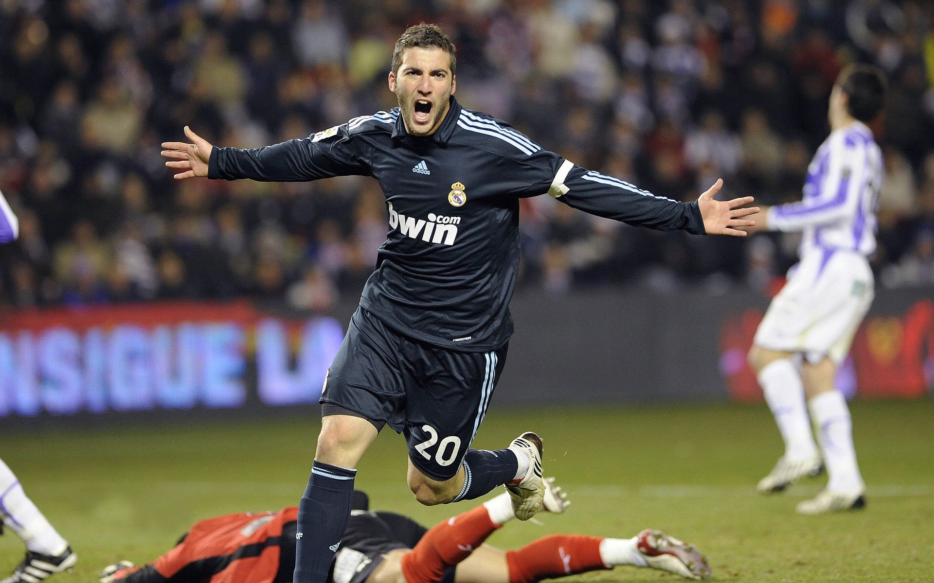 英超赛季战术调整逐步成型，战斗更激烈，英超的赛制